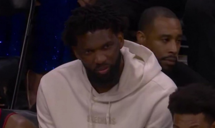 搜狐体育首页-帝之微笑！76人末节落后马刺40+ 恩比德坐在替补席面带笑意